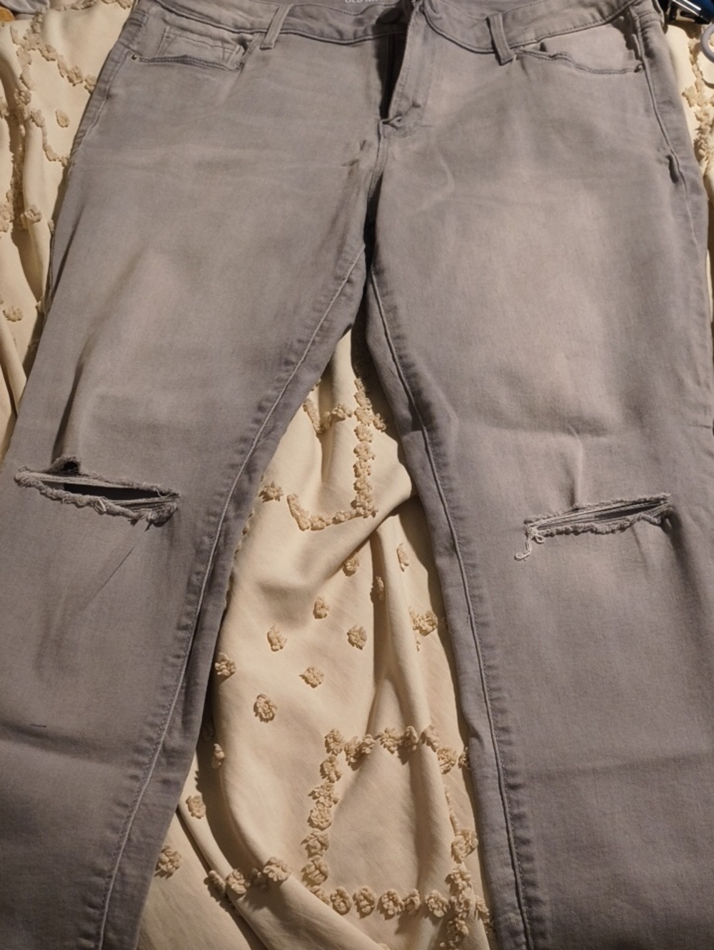 Old Navy Women's Light Gray Skinny Distressed Jeans